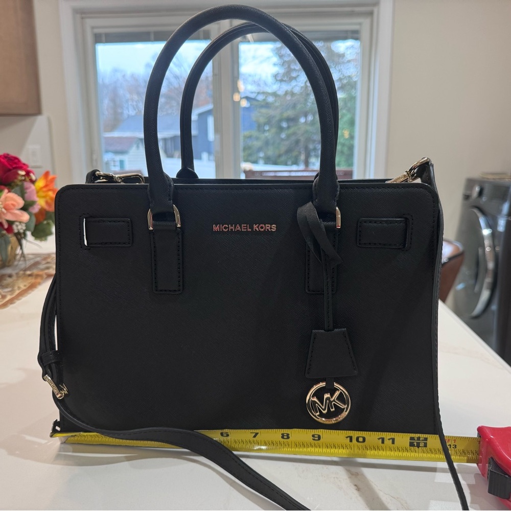 Mk shoulder bag in black used like new condition
